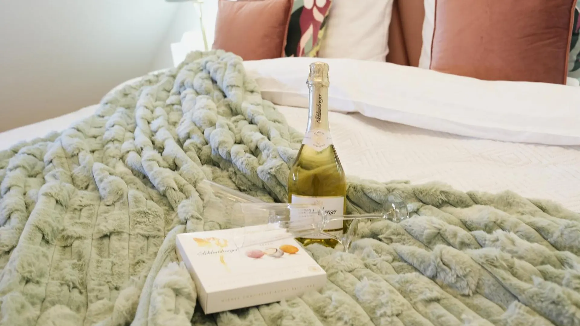 Apartment Stay In Style At Carl'S Design Residences - Modern Design Meets Green Comfort L Parking & Perfect Connection To City Center Vienna